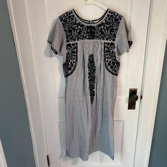 Sister Mary embroidered dress - Picture 2 of 6